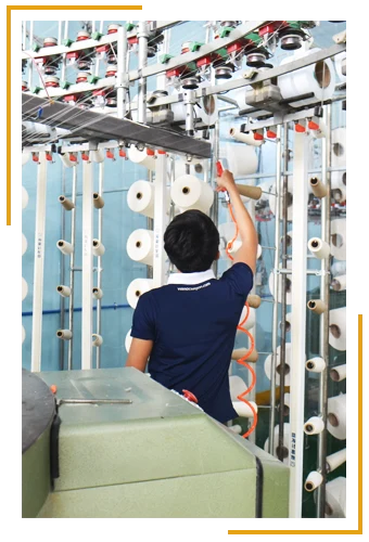Công nhân vận hành máy dệt kim tại xưởng